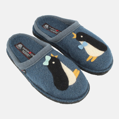 Haflinger Pantoffel Pingu in Blau (Taubenblau) aus Schurwolle mit Pinguinapplikation und Filzsohle Seitenansicht 