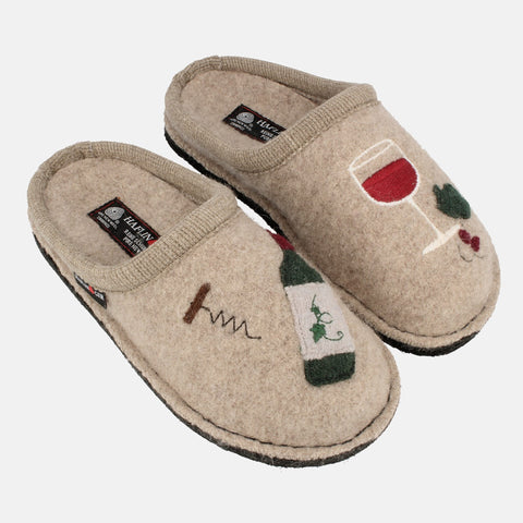 Haflinger Pantoffel Wine Time Beige (Beigemeliert Öko) aus Schurwolle mit Weinapplikation und Filzsohle Seitenansicht 