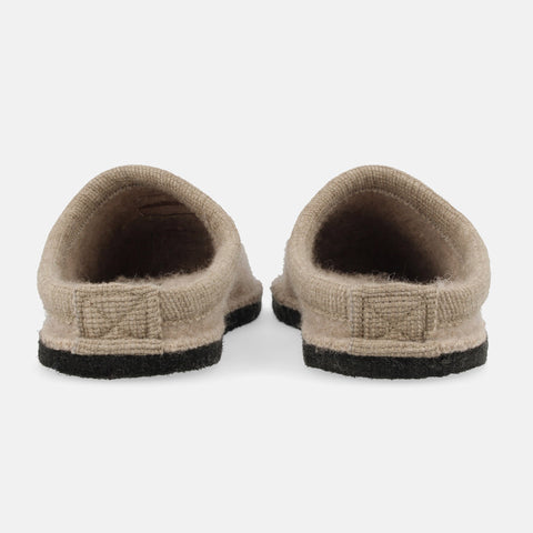 Haflinger Pantoffel Wine Time Beige (Beigemeliert Öko) aus Schurwolle mit Weinapplikation und Filzsohle Hinteransicht 
