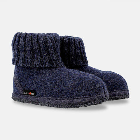 Haflinger Hüttenschuh Karl in Blau (Jeans) aus reiner Schurwolle mit Latex beschichteter Filzsohle Seitenansicht