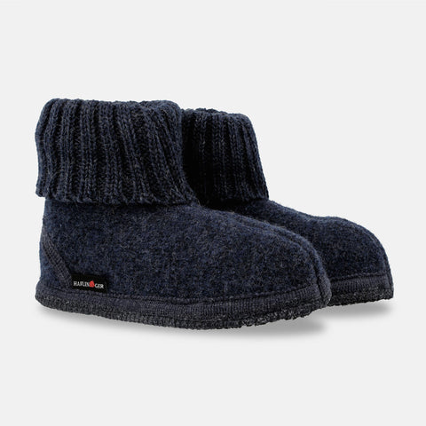 Haflinger Hüttenschuh Karl in Blau (Kapitän) aus reiner Schurwolle mit Latex beschichteter Filzsohle Seitenansicht