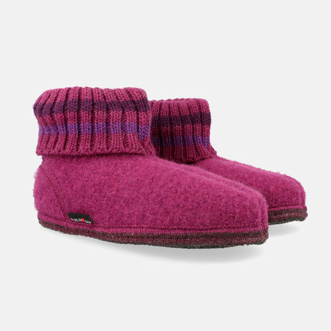 Haflinger Hüttenschuh Paul in Pink (Maulbeere) aus reiner Schurwolle mit Latex beschichteter Filzsohle Seitenansicht