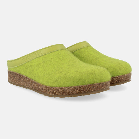 Haflinger Clog Torben in Hellgrün (Canarygreen) aus Filz mit Lederband und Korkfußbett Seitenansicht