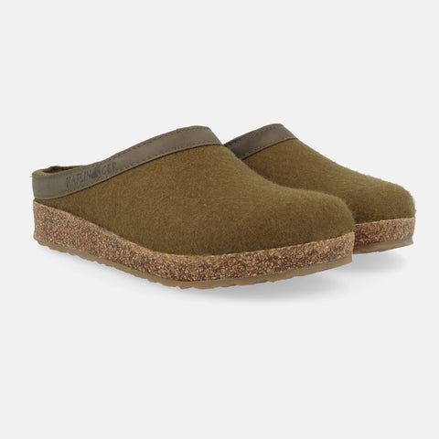 Haflinger Clog Torben in Grün (Olivgrün) aus Filz mit Lederband und Korkfußbett Seitenansicht