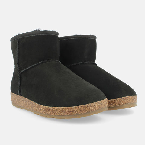 Haflinger Lammfellboots Aino in Schwarz aus Lammfell mit Gummisohlen geeignet für drinnen und draußen Seitenansicht