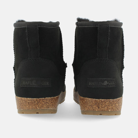 Haflinger Lammfellboots Aino in Schwarz aus Lammfell mit Gummisohlen geeignet für drinnen und draußen Hinteransicht