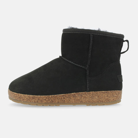 Haflinger Lammfellboots Aino in Schwarz aus Lammfell mit Gummisohlen geeignet für drinnen und draußen Seitenansicht