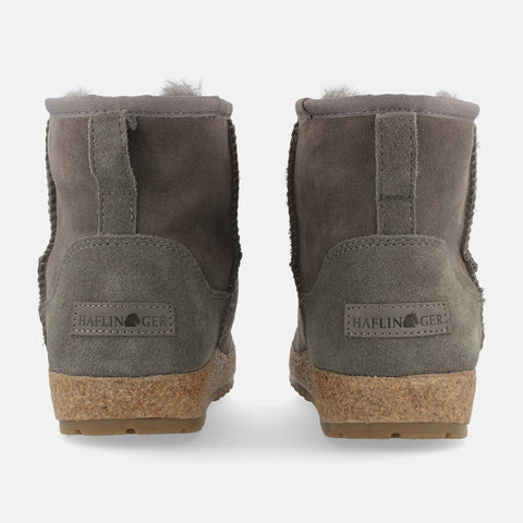 Haflinger Lammfellboots Aino in Grau (Anthrazit) aus Lammfell mit Gummisohlen geeignet für drinnen und draußen Hinteransicht