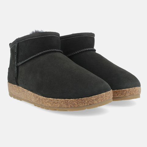Haflinger Lammfellboots Elsa in Schwarz aus Lammfell mit Gummisohlen geeignet für drinnen und draußen Seitenansicht