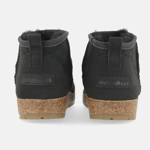 Haflinger Lammfellboots Elsa in Schwarz aus Lammfell mit Gummisohlen geeignet für drinnen und draußen Hinteransicht