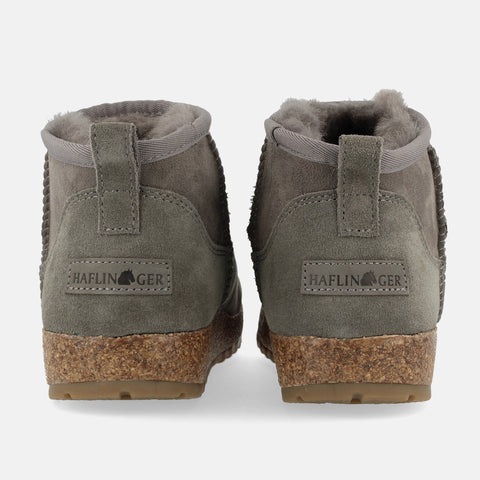 Haflinger Lammfellboots Elsa in Grau (Anthrazit) aus Lammfell mit Gummisohlen geeignet für drinnen und draußen Hinteransicht
