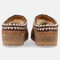 Haflinger Lammfellclog Lakota in Braun (Chestnut) aus Lammfell mit stylischer Borte und EVA-Sohlen Hinteransicht
