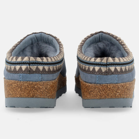 Haflinger Lammfellclog Lakota in Blau (Flint Stone) aus Lammfell mit stylischer Borte und EVA-Sohlen Hinteransicht