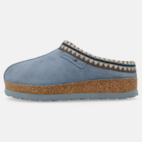 Haflinger Lammfellclog Lakota in Blau (Flint Stone) aus Lammfell mit stylischer Borte und EVA-Sohlen Seitenansicht