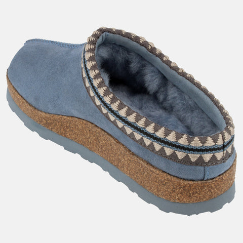 Haflinger Lammfellclog Lakota in Blau (Flint Stone) aus Lammfell mit stylischer Borte und EVA-Sohlen Seitenansicht