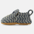 Haflinger Lauflernschuh Moby in Blau (Taubenblau) aus Schurwolle mit Walapplikation Seitenansicht