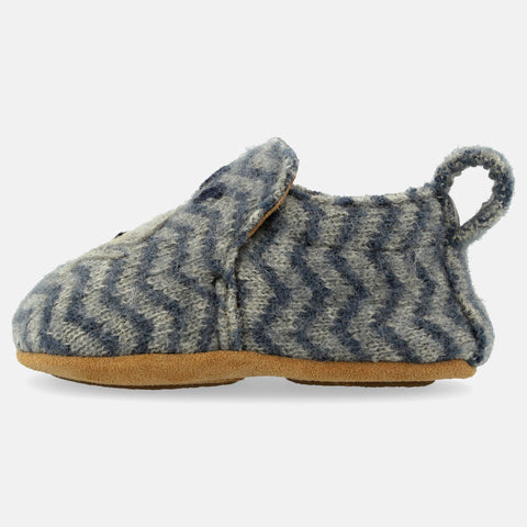 Haflinger Lauflernschuh Moby in Blau (Taubenblau) aus Schurwolle mit Walapplikation Seitenansicht