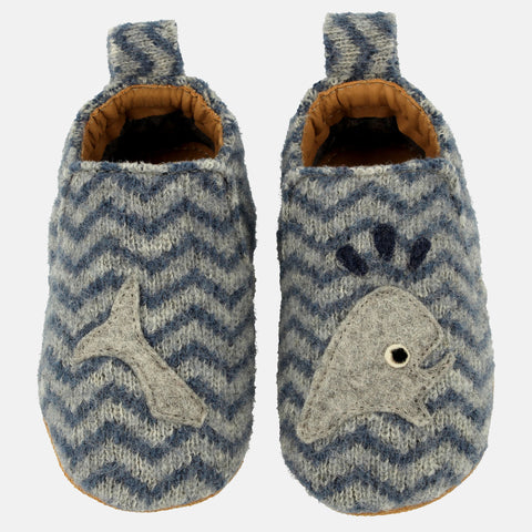Haflinger Lauflernschuh Moby in Blau (Taubenblau) aus Schurwolle mit Walapplikation Vogelperspektive