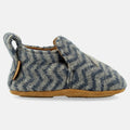 Haflinger Lauflernschuh Moby in Blau (Taubenblau) aus Schurwolle mit Walapplikation Seitenansicht