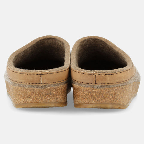 Haflinger Clog Torben in Beige (Torf) aus Filz mit Lederband und Korkfußbett Hinteransicht