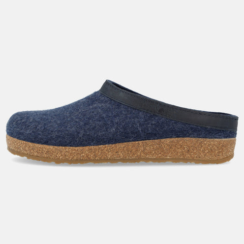 Haflinger Clog Torben in Blau (Jeans) aus Filz mit Lederband und Korkfußbett Seitenansicht
