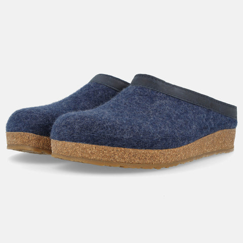 Haflinger Clog Torben in Blau (Jeans) aus Filz mit Lederband und Korkfußbett Seitenansicht