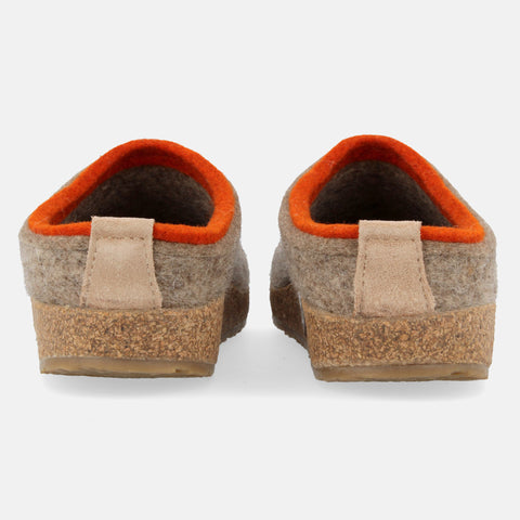 Haflinger Filzclog Kris in Beige (Torf) aus Filz mit modischem Filzband verziert Hinteransicht