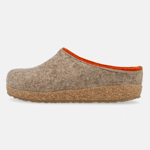 Haflinger Filzclog Kris in Beige (Torf) aus Filz mit modischem Filzband verziert Seitenansicht 
