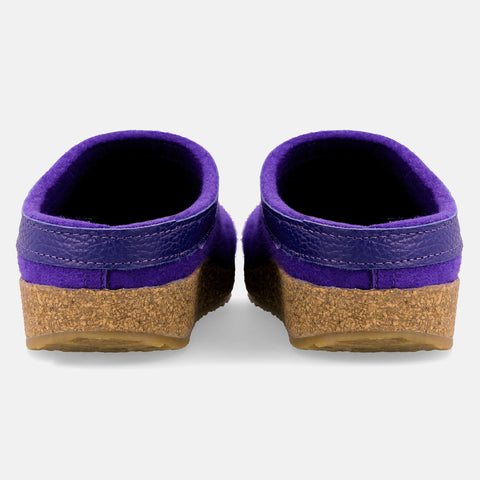 Haflinger Clog Torben in Violett aus Filz mit Lederband und Korkfußbett Hinteransicht