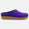 Haflinger Clog Torben in Violett aus Filz mit Lederband und Korkfußbett Seitenansicht