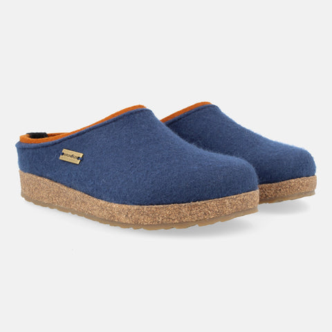 Haflinger Filzclog Kris in Blau (Blaubeere) aus Filz mit modischem Filzband verziert Seitenansicht 