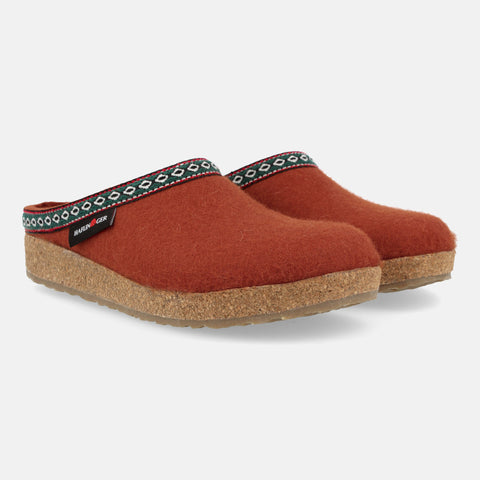 Haflinger Filzclog Franzl in Orange (Terracotta) aus Filz mit einer dekorativen Borte verziert Seitenansicht