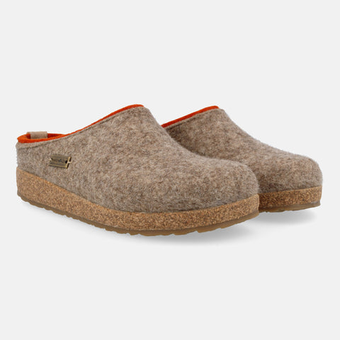 Haflinger Filzclog Kris in Beige (Torf) aus Filz mit modischem Filzband verziert Seitenansicht 