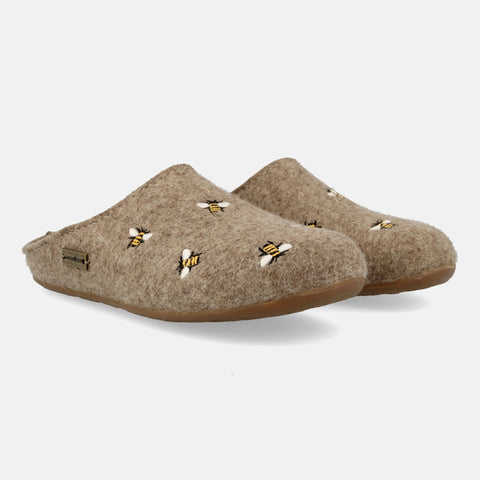 Haflinger Filzpantoffel Api in Beige (Torf) aus Filz mit Gummisohle und Bienenapplikation Seitenansicht