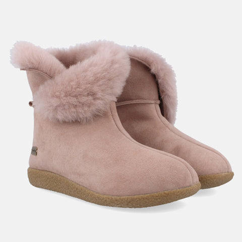 Haflinger Lammfellhausschuh Lemmi in Pink (Rosenholz) aus Leder mit Lammfellfutter und thermoplastische Gummisohle Seitenansicht