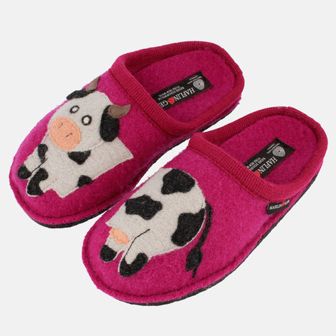 Haflinger Pantoffel Molly in Pink (Kardinal) aus Schurwolle mit Kuhapplikation und Filzsohle Seitenansicht 