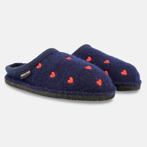 Haflinger Pantoffel Valentine in Blau (Mittelblau) aus Schurwolle mit Herzapplikation und Filzsohle Seitenansicht 