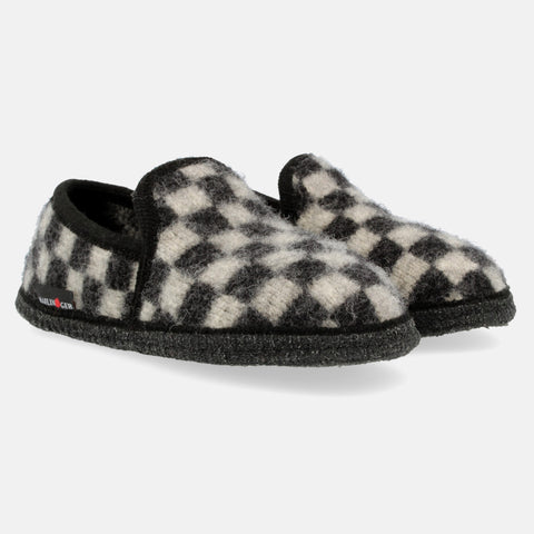 Haflinger Slipper Loafer in Schwarz aus Walkstoff im Schachfeldmuster mit Filzsohle Seitenansicht