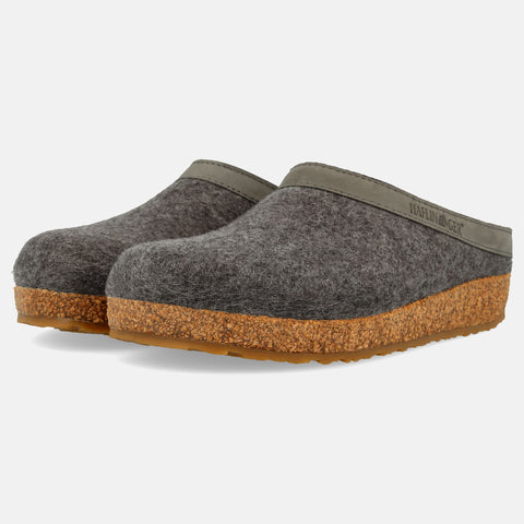 Haflinger Clog Torben in Grau (Anthrazit) aus Filz mit Lederband und Korkfußbett Seitenansicht