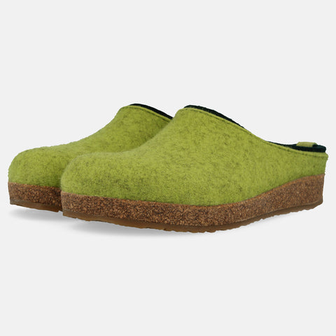 Haflinger Filzclog Kris in Hellgrün (Canarygreen) aus Filz mit modischem Filzband verziert Seitenansicht 
