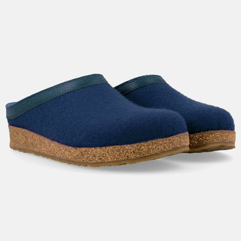 Haflinger Clog Torben in Blau (Kaskade) aus Filz mit Lederband und Korkfußbett Seitenansicht