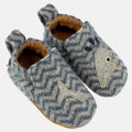 Haflinger Lauflernschuh Moby in Blau (Taubenblau) aus Schurwolle mit Walapplikation Seitenansicht