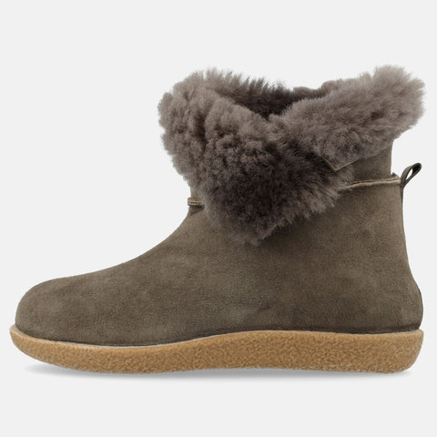 Haflinger Lammfellhausschuh Lemmi in Grau (Anthrazit) aus Leder mit Lammfellfutter und thermoplastische Gummisohle Seitenansicht
