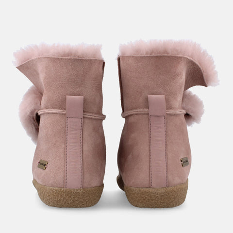 Haflinger Lammfellhausschuh Lemmi in Pink (Rosenholz) aus Leder mit Lammfellfutter und thermoplastische Gummisohle Hinteransicht