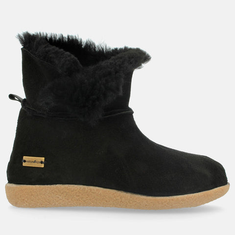 Haflinger Lammfellhausschuh Lemmi in Schwarz aus Leder mit Lammfellfutter und thermoplastische Gummisohle Seitenansicht