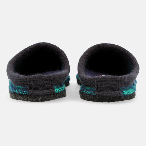 Haflinger Pantoffel Plaid in Blau (Ocean) aus Schurwolle im Schachmuster mit Filzsohle Hinteransicht