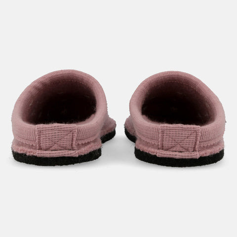 Haflinger Pantoffel Valentine in Pink (Rosenholz) aus Schurwolle mit Herzapplikation und Filzsohle Hinteransicht 