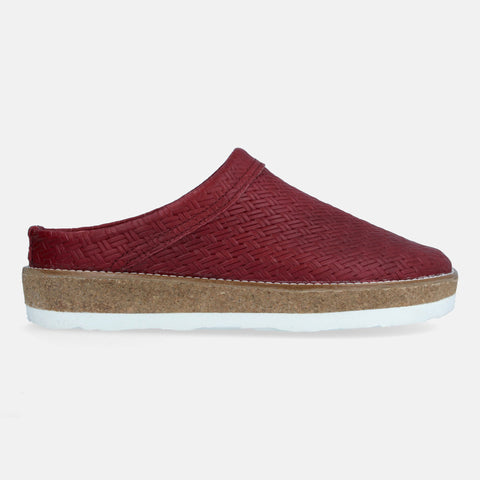 Haflinger Lederclog Travel Classic in Rot (Braided Bordeaux) aus Leder mit weichem Fußbett perfekt für drinnen und draußen Seitenansicht