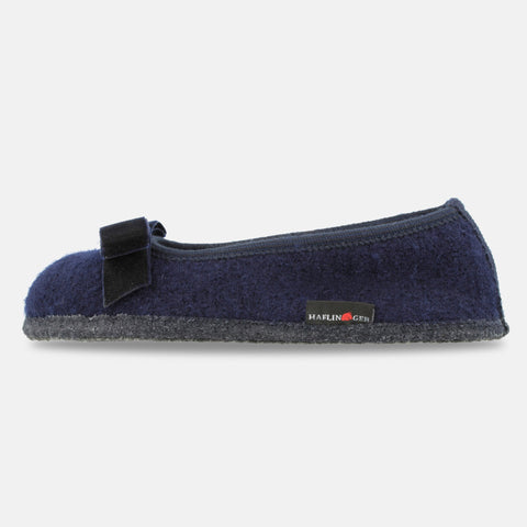 Haflinger Ballerina Fiocco in Blau (Mittelblau) aus Schurwolle mit applizierter Schleife und Filzsohle Seitenansicht