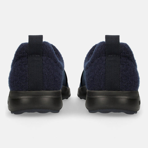 Haflinger Wool Sneaker Jump in Blau (Ocean) aus Filz mit elastischen Bändern und Gummisohle Hinteransicht